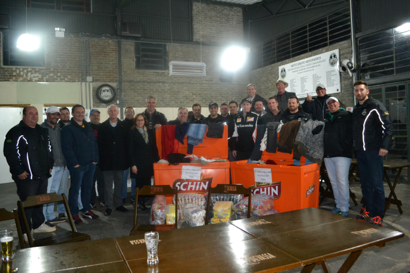 Moto Grupo Os Missioneiros faz doação à Campanha do Agasalho